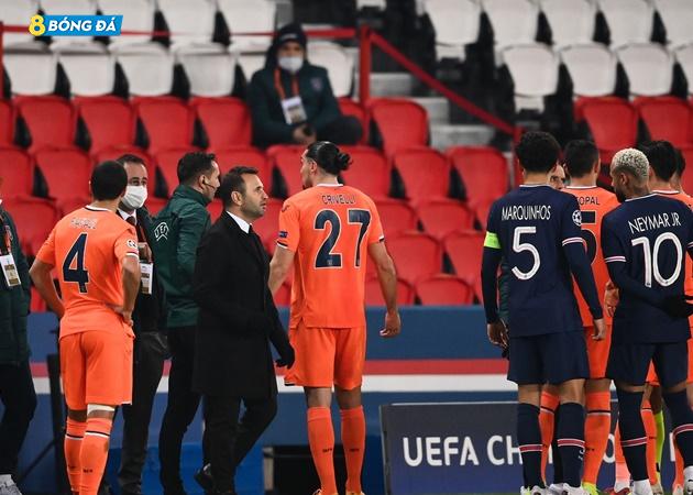 PSG vs Istanbul Basaksehir bị hoãn vì cáo buộc phân biệt chủng tộc