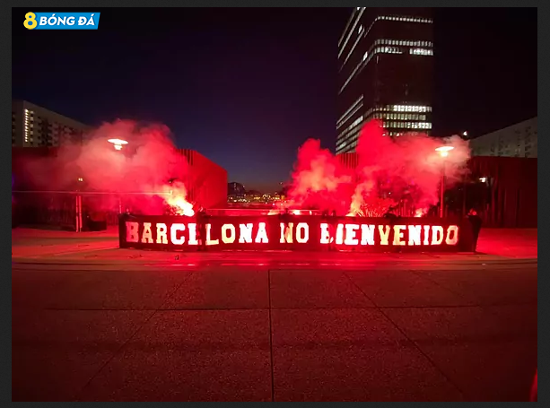 Barcelona bị cổ động viên PSG xúc phạm nặng nề trước cuộc tái đấu