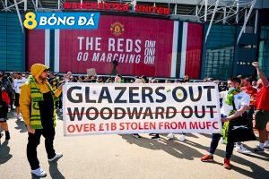 Fan MU tập trung bên ngoài sân tập phản đối