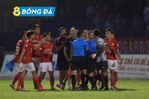 Thủ môn CLB TP. HCM nhận án phạt vì hành vi phản ứng trọng tài