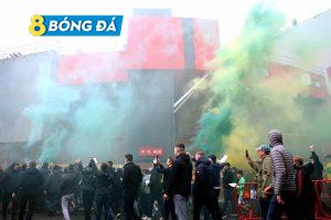 CĐV Man United biểu tình trên sân Old Trafford khiến trận đá với Liverpool bị hoãn