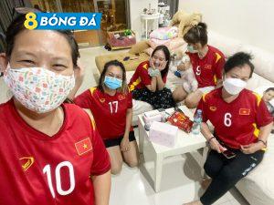 Gia đình HLV Kiatisak mặc áo ĐTVN cổ vũ thầy Park hạ Malaysia