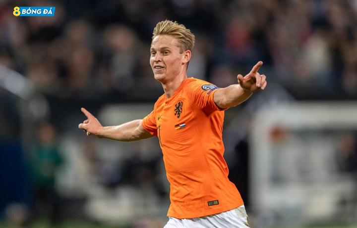 Hà Lan vừa đón tin buồn khi Virgil van Dijk không thể dự EURO 2020, nhưng đội bóng của HLV Frank De Boer còn có Frenkie de Jong. Tiền vệ trung tâm của Barcelona ngày càng chững chạc và trưởng thành. Dưới sự dìu dắt của HLV Ronald Koeman ở Barca, De Jong ra sân 37 trận ở LaLiga và được Whoscored chấm 7.13 điểm - con số khá cao cho một tiền vệ chuyên làm bóng. De Jong sẽ là trái tim của Hà Lan ở kỳ EURO này. 