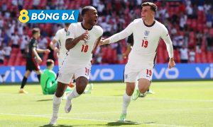 Sterling cùng đội tuyển Anh đang bị chỉ trích rất nhiều