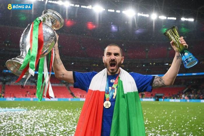 Cầu thủ Bonucci - người ghi bàn gỡ hòa 1-1 cho Italy ăn mừng chức vô địch EURO 2020
