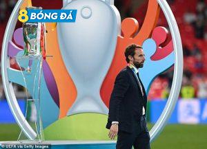 Southgate bước qua chiếc cúp bạc Euro 2020