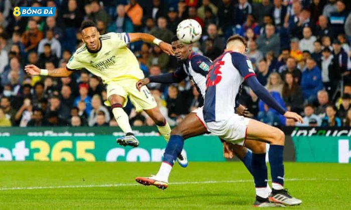Aubameyang tỏa sáng với cú hat-trick cho Arsenal