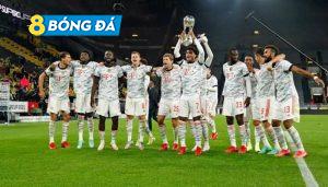 Các cầu thủ Bayern ăn mừng danh hiệu đầu mùa