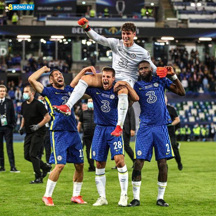 1 năm trước, thủ môn Kepa mắc sai lầm trong trận thua 0-2 của Chelsea trước Liverpool. Anh bất cần chuyền bóng vào chân Sadio Mane, khiến Chelsea thua chung cuộc. Sau sai sót này, Kepa mất luôn suất bắt chính vào tay Mendy. Hôm nay là ngày Kepa trở lại ánh sáng