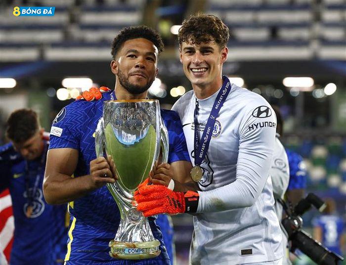 Kepa ăn mừng danh hiệu cùng Reece James.