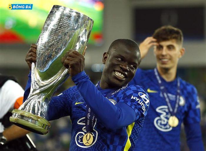 N'Golo Kante cũng có mùa giải rất thành công. Chuyển tới Chelsea từ năm 2016, tiền vệ người Pháp có bộ sưu tập danh hiệu đồ sộ với chức vô địch Ngoại hạng Anh, Europa League, Champions League và Siêu cúp