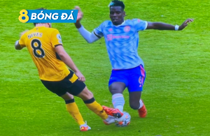Tình huống Paul Pogba đạp gầm giày vào ống đồng Ruben Neves, trước khi dẫn tới bàn thắng của Mason Greenwood