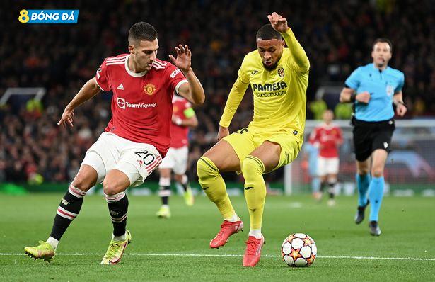 Diogo Dalot đã phải chịu đựng một hiệp một khó khăn trước Danjuma
