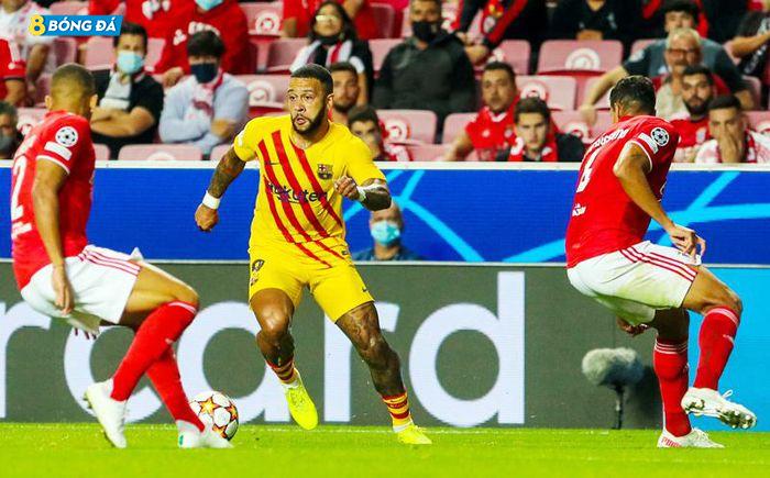 Memphis Depay thi đấu nỗ lực nhưng khá vô duyên