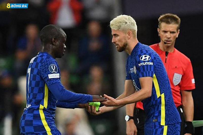 Kante và Jorginho của Chelsea đều góp mặt trong Top 10 tiền vệ hay nhất thế giới 2021