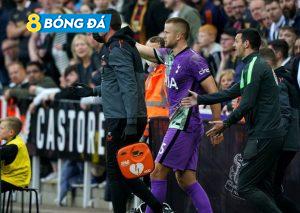 Bác sĩ của câu lạc bộ Newcastle United, Paul Catterson, được Eric Dier của Tottenham Hotspur yêu cầu hỗ trợ một thành viên của đám đông trên khán đài