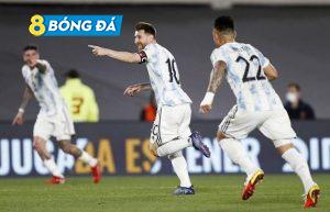 Lionel Messi ăn mừng khi ghi bàn thắng đầu tiên của Argentina vào lưới Uruguay