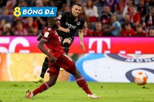 Cú sút đầy quyết đoán và táo bạo của Kostic khiến hàng thủ áo đỏ, trong đó có cả thủ môn dày dặn kinh nghiệm Neuer không kịp trở tay.