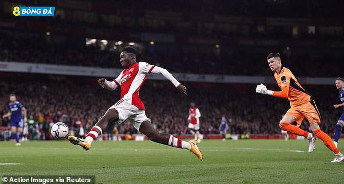 Từ sai lầm của hàng thủ Leeds United, Nketiah ghi bàn ấn định chiến thắng 2-0 cho Arsenal