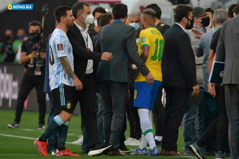 Một cảnh sau khi các nhân viên y tế buộc trận Brazil vs Argentina bị hủy bỏ vòng loại FIFA World Cup vào tháng 9/2021.