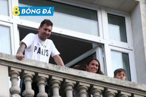 Lionel Messi, vợ Antonela rộng rãi và các con trên ban công phòng khách sạn