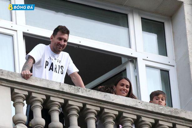 Lionel Messi, vợ Antonela rộng rãi và các con trên ban công phòng khách sạn 