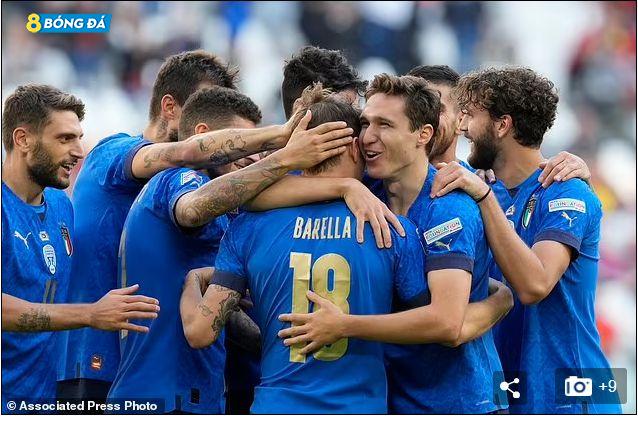 Các cầu thủ Ý ăn mừng sau khi Nicolo Barella của Ý ghi bàn mở tỷ số cho đội bóng của anh ấy trong trận đấu tranh hạng ba UEFA Nations League giữa Ý và Bỉ tại sân vận động Juventus