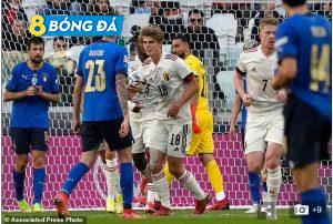 Charles De Ketelaere của Bỉ ăn mừng sau khi ghi bàn