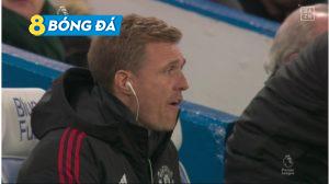 Darren Fletcher ường như đang giao tiếp với Ralf Rangnick qua tai nghe