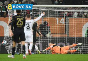 Bàn thắng thứ 2 của Augsburg tiếp tục đến từ pha lên bóng bên cánh trái. Lần này, Iago tạt bóng để Andre Hahn đánh đầu, bóng chạm đất rồi đi vào lưới ở phút 35. Neuer nhoài người hết cỡ cũng không chạm được vào bóng.