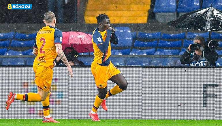Felix Afena-Gyan ăn mừng khi ghi bàn thắng thứ 2 cho AS Roma ở trận gặp Genoa