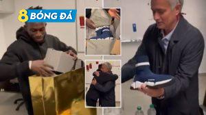 Mourinho thực hiện lời hứa tặng giày cho Felix Afena-gyan