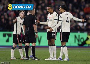 Klopp cho rằng trọng tài Craig Pawson quá phụ thuộc vào VAR trong trận đấu này