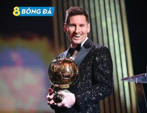 Messi cười tươi sau khi nhận Quả Bóng Vàng 2021