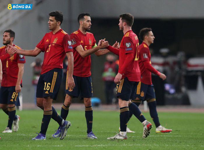 Tây Ban Nha giành chiến thắng quan trọng để giành ngôi đầu bảng từ tay Thụy Điển