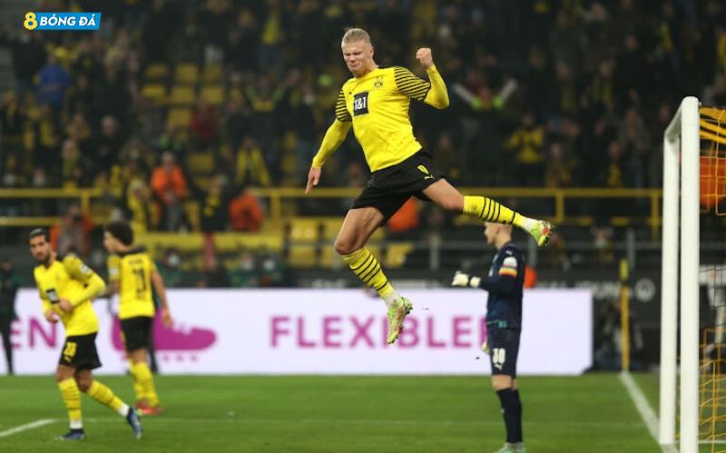Haaland ăn mừng khi có cú đúp cho Dortmund
