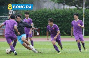 Tin vui cho đội tuyển khi trung vệ Trần Đình Trọng (phải) đã trở lại tập luyện. Trước đó, anh chấn thương, phải tập riêng và dự đoán khó đá các trận còn lại.