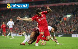 Salah giành được quả phạt đền cho Liverpool