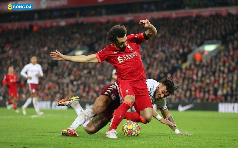 Salah giành được quả phạt đền cho Liverpool