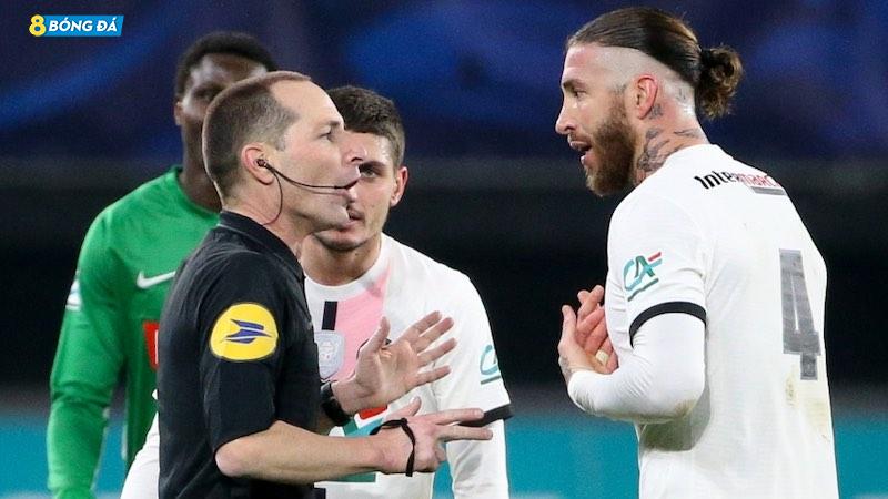 Ramos nhận thẻ đỏ đầu tiên trong màu áo PSG
