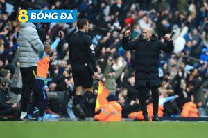 Pep Guardiola ăn mừng bàn thắng của Kevin De Bruyne vào lưới Chelsea