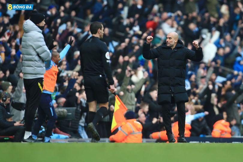 Pep Guardiola ăn mừng bàn thắng của Kevin De Bruyne vào lưới Chelsea