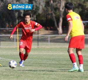 Tiền vệ Tô Văn Vũ (trái) tập luyện cho trận gặp Australia ở vòng loại thứ ba World Cup 2022