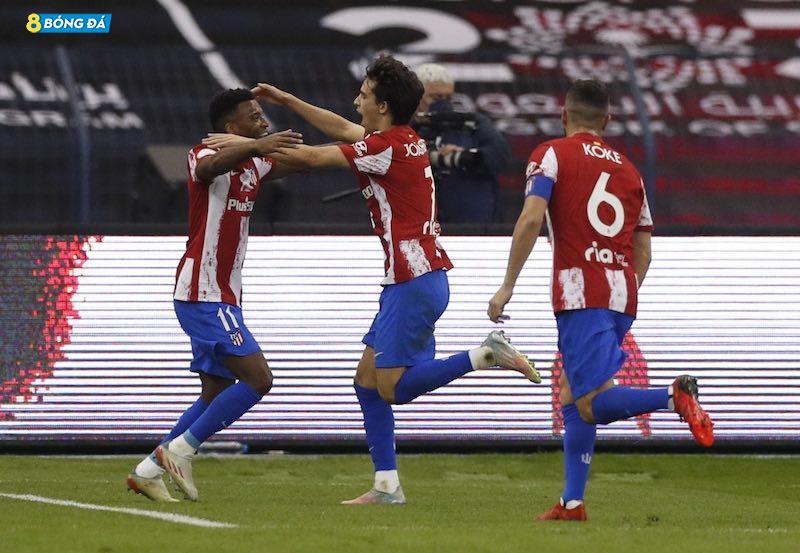 Các cầu thủ Atletico Madrid ăn mừng bàn mở tỉ số 