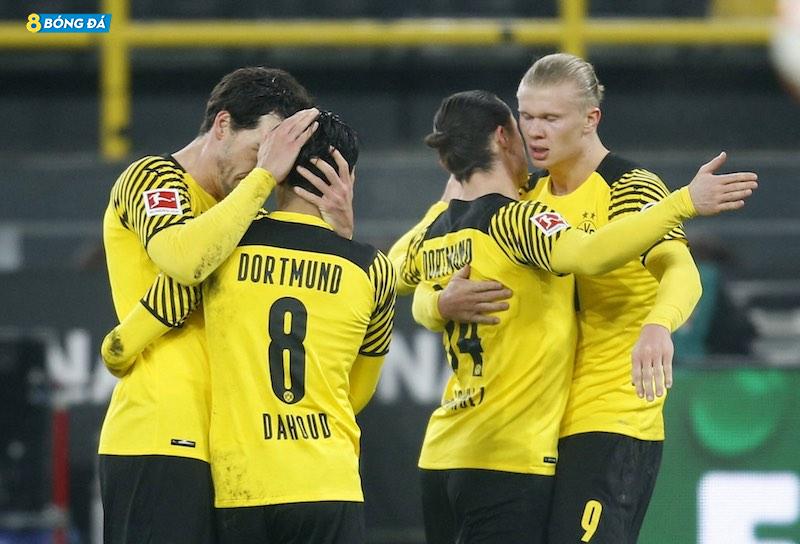 3 điểm trước Freiburg giúp Dortmund tiếp tục bám đuổi Bayern trong cuộc đua vô địch.