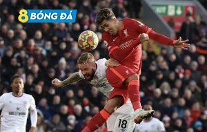 Liverpool tạt cánh đánh đầu rất nhiều trong hiệp 1.