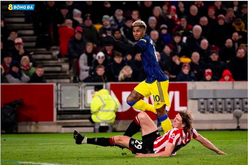 Rashford (số 10) ghi bàn kết liễu Brentford