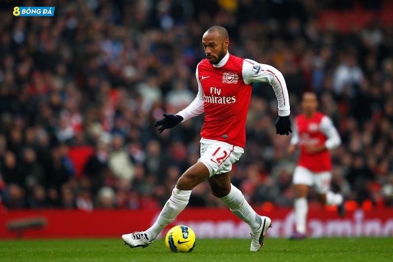 Thierry Henry đã ghi 25 bàn thắng trở lên trong bảy mùa giải Premier League liên tiếp