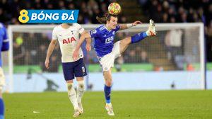 Kane một pha tranh chấp với Soyuncu