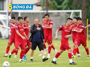 Đội tuyển Việt Nam trao đổi chiến thuật trong buổi tập ở Hà Nội trước khi lên đường sang Úc